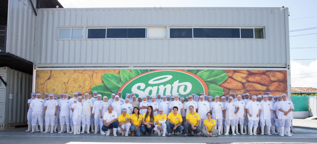 campesinos granja campo platano gente